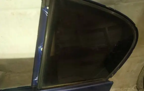 BMW 1 E81 E87 Rear vent window glass as2