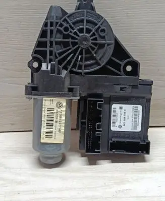 Volkswagen Touran II Front door window regulator motor 5K0959793C 05075707 70704061410240