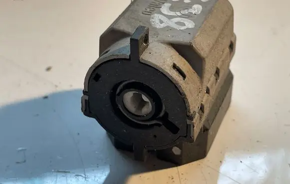 BMW 5 E39 Ignition lock contact 8363706