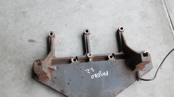 Mitsubishi Pajero Engine mounting bracket 10P3