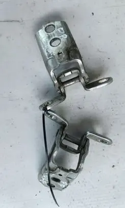 Nissan Juke I F15 Front door lower hinge A048520