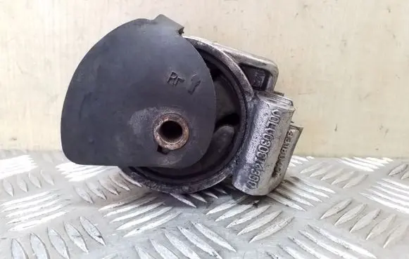 Volvo S40, V40 Engine mount bracket 30814380