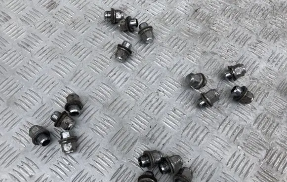 Toyota Prius (XW50) Nuts/bolts PK12853