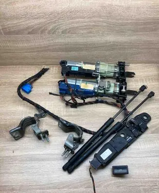 Volkswagen PASSAT B7 Tailgate hydraulic set 3C9827384J 3C9827383J