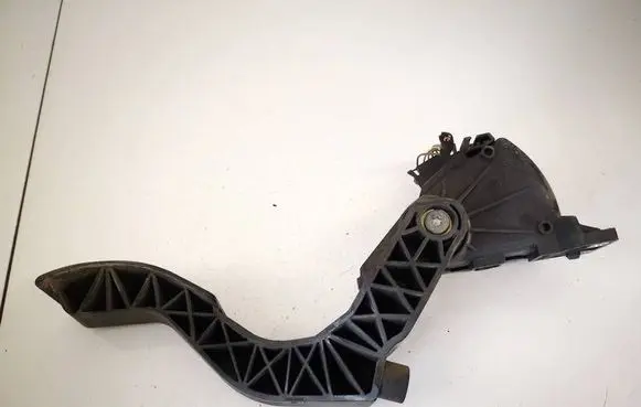 Accelerator throttle pedal