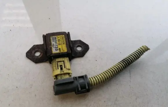 Mitsubishi Outlander Airbag deployment crash/impact sensor MR587733