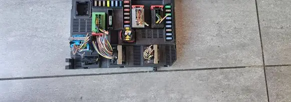 Peugeot 208 Fuse module E1066960 9678355980 20120918