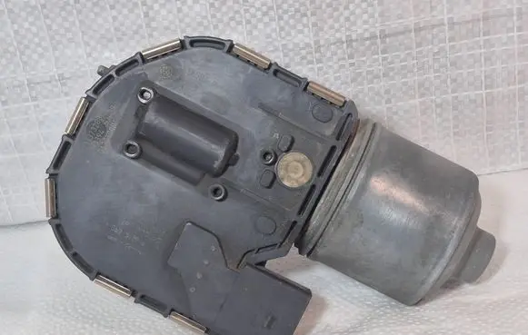 Volkswagen Golf V Wiper motor 1K1955119E 061119 0390241975