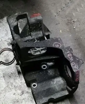 Chevrolet Cruze Engine mounting bracket 96440490