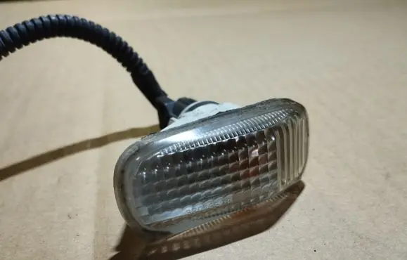 Honda CR-V Front fender indicator light