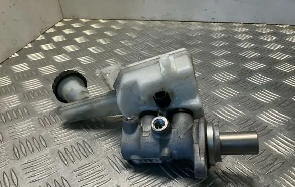 Nissan Juke I F15 Master brake cylinder 