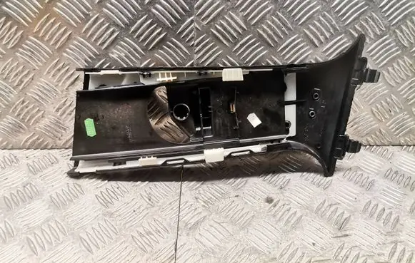 Mercedes-Benz C W204 (B) pillar trim (top) A2048600230