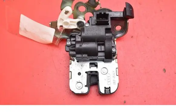 Skoda Fabia Mk3 (NJ) Tailgate/trunk/boot lock/catch/latch 8R0827505A