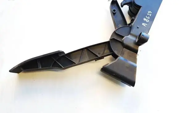 Mercedes-Benz B W245 Accelerator throttle pedal a1693000104 21.0705i