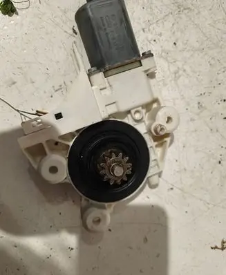 Ford Focus Front door window regulator motor 0130822216