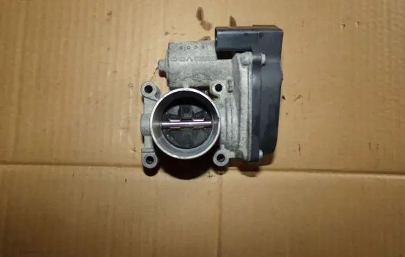 Volkswagen Polo Throttle valve 03d133062e