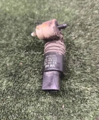 Volkswagen PASSAT B7 Windscreen/windshield washer pump 1K6955651