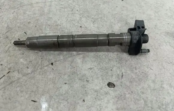 Volkswagen PASSAT B6 Fuel injector 0986435360