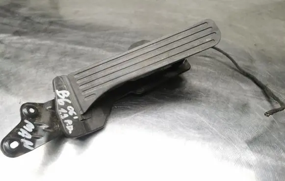 Volkswagen PASSAT B6 Accelerator throttle pedal