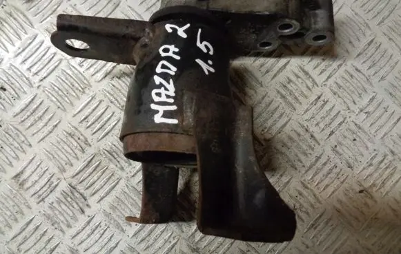 Mazda 2 Engine mount bracket