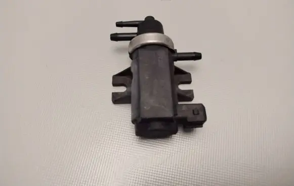 Audi A4 S4 B5 8D Turbo solenoid valve 1H0906627
