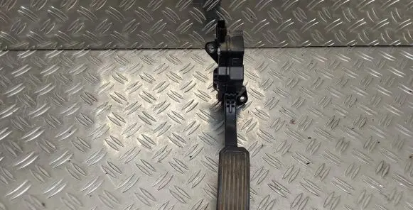 Toyota RAV 4 (XA30) Accelerator throttle pedal 7811042010