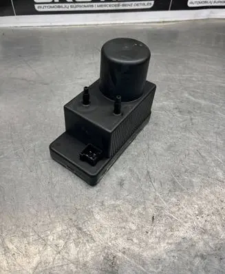 Mercedes-Benz C W203 Central locking vacuum pump 2038000048 0132006365