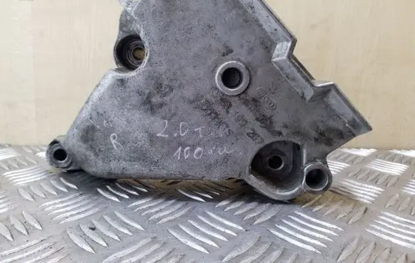 Volkswagen Touran I Engine mounting bracket 03G199207