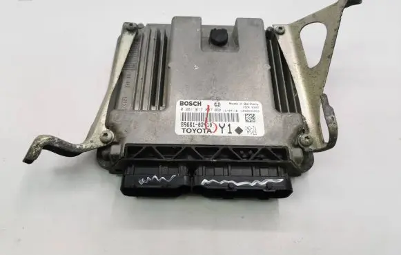 Toyota Auris 150 Engine control unit/module 8966102Y10 0281017097 1039S39969