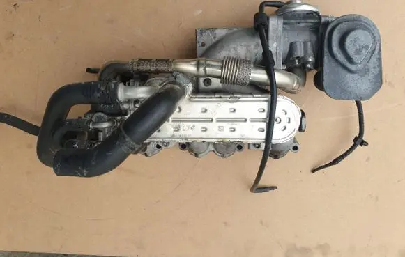 Volkswagen Golf V Intake manifold 03G129713