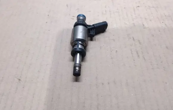 Volkswagen Golf VI Fuel injector 06H906036H 0261500074