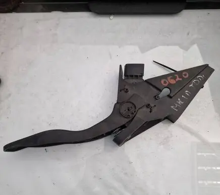 Ford Mondeo Mk III Accelerator throttle pedal 1S719F836AB 105700000027