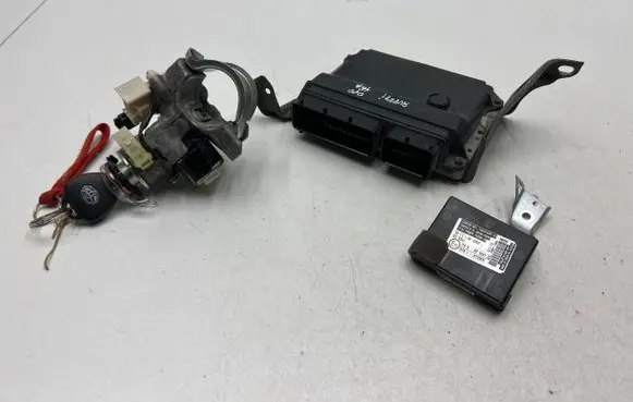 Toyota Avensis T270 Engine control unit/module 8966105E00 MB2753003911