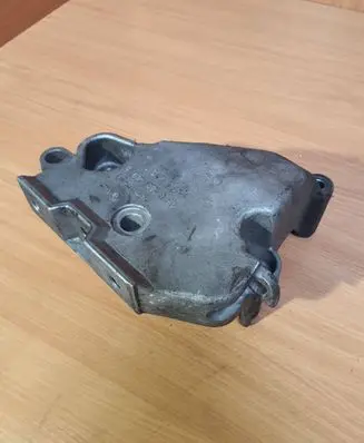 Volkswagen Touran I Engine mounting bracket 03G199207B V360K1S1