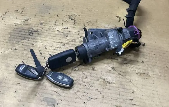 Volkswagen PASSAT B5 Ignition lock 4B0905851