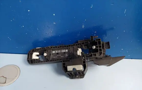 Rear door exterior handle/bracket
