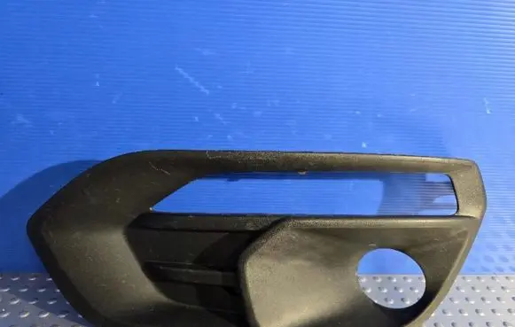 Iveco Daily 4th gen Front bumper lower grill 105802356346