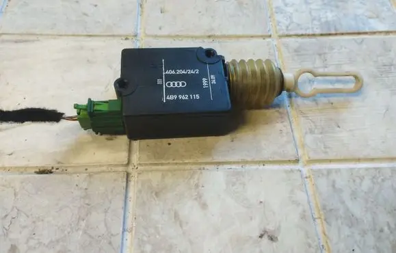 Audi A6 S6 C5 4B Central locking motor 4B9962115