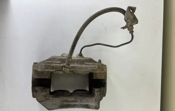 Toyota Land Cruiser (HDJ90) Front brake caliper