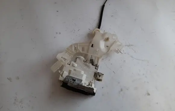 Volkswagen Touareg II Rear door lock 4G0839016A