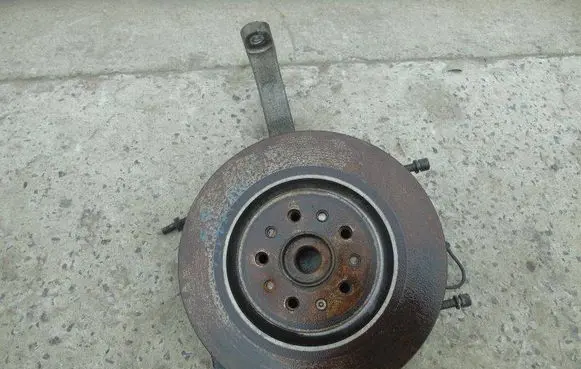 Front wheel hub spindle knuckle