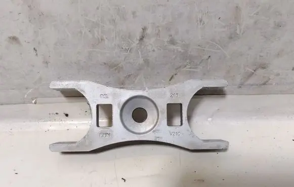 Volkswagen PASSAT B8 Fuel Injector clamp holder 04L216
