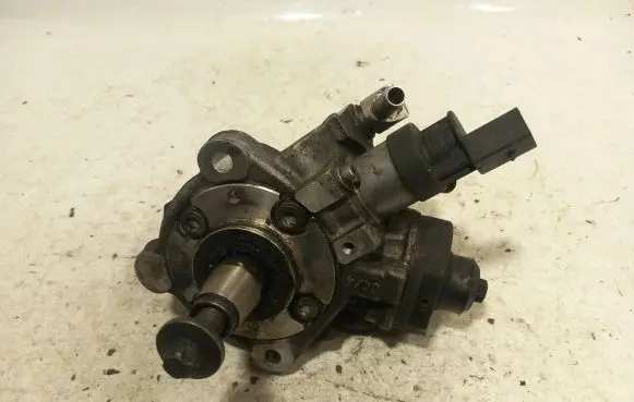 BMW 5 E60 E61 Fuel injection high pressure pump 7807495 0445010510