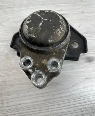 Mazda 2 Engine mount bracket