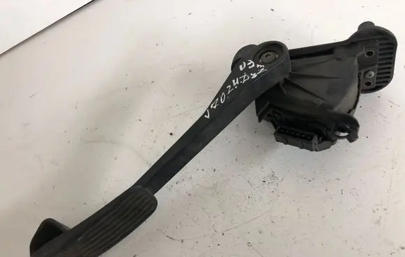 Volvo V70 Accelerator throttle pedal 30636004