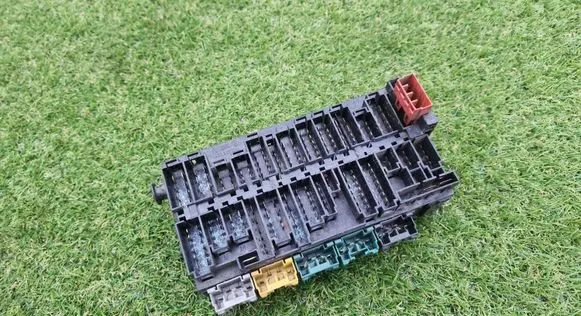 Volkswagen Golf III Fuse box set 357937039