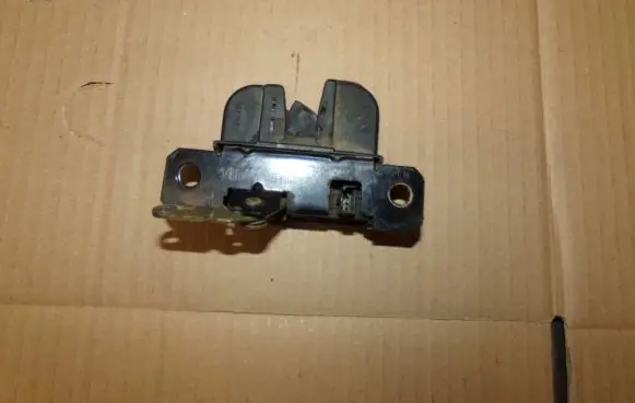 Volkswagen PASSAT B5.5 Tailgate lock latch 
