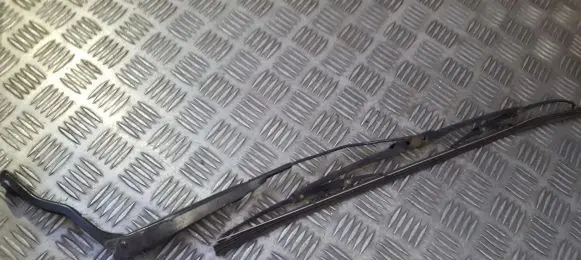 Front wiper blade arm
