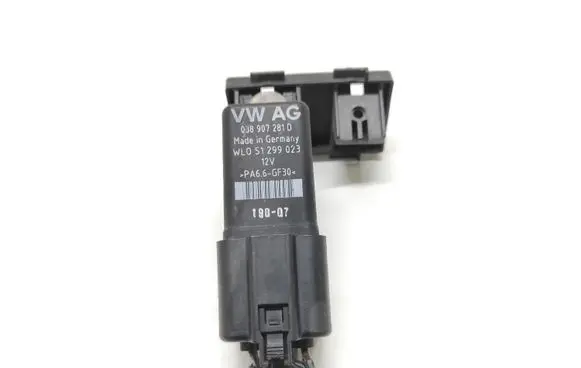 Volkswagen Golf V Glow plug pre-heat relay 038907281D WL051299023