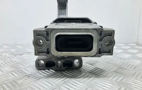 Volkswagen Tiguan Engine mount bracket 5N0199262L